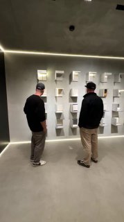 Кто в теме архитектуры и дизайна — точно слышал про Zrobim Architects.💪 Ребята делают проекты, от которых мурашки по штукатурке.
На днях они заглянули к нам в шоурум — посмотреть, пощупать, покритиковать (шутка, всё понравилось).
Показали им наши двери скрытого монтажа, теневые профили, решения под чистовую — всё, как мы любим.🤓 Zrobim — крутые.
Спасибо за визит.
Ждём ещё.
🤝 У нас есть чем удивить 😉 1️⃣2️⃣3️⃣4️⃣5️⃣6️⃣7️⃣8️⃣9️⃣